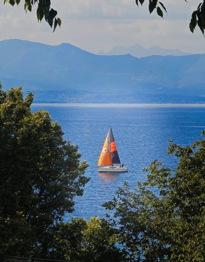 bateau sur le lac de garde en Italie