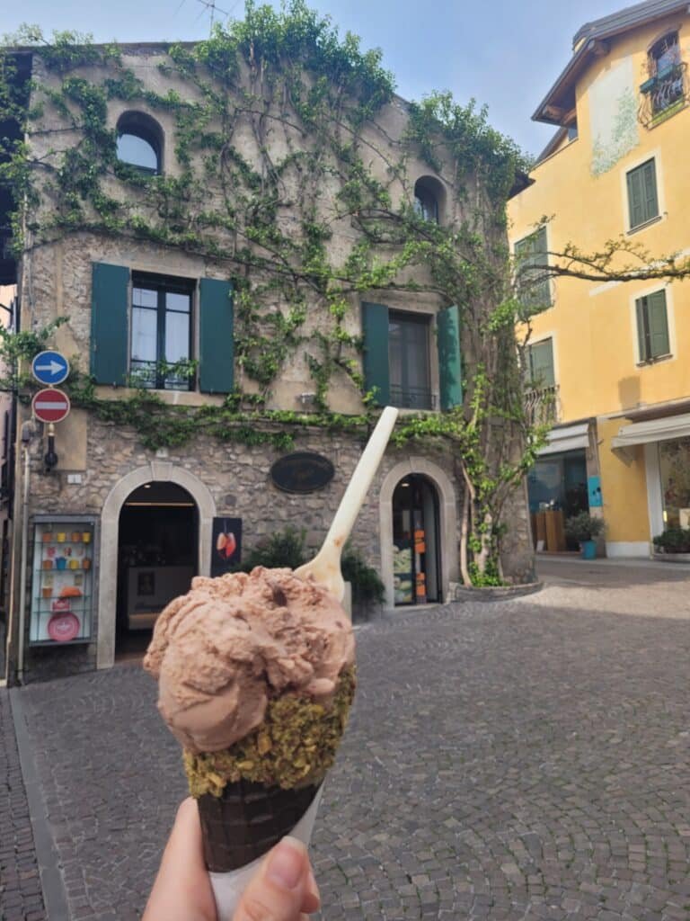 Village de Sirmione autour du lac de garde