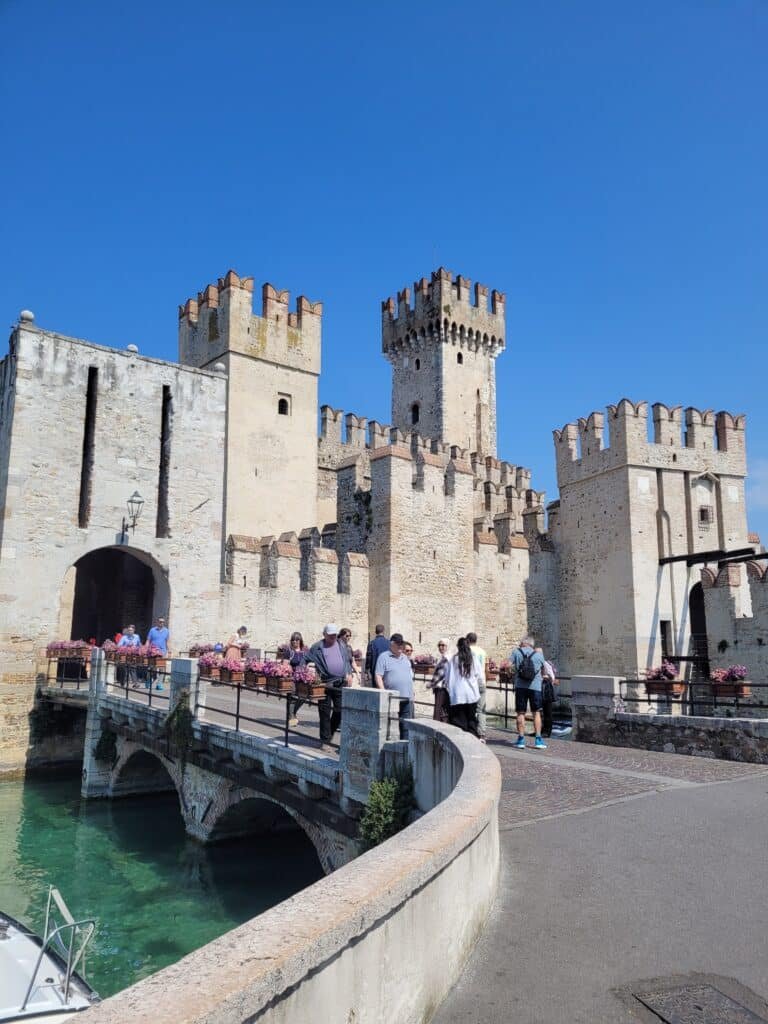 Village de Sirmione autour du lac de garde