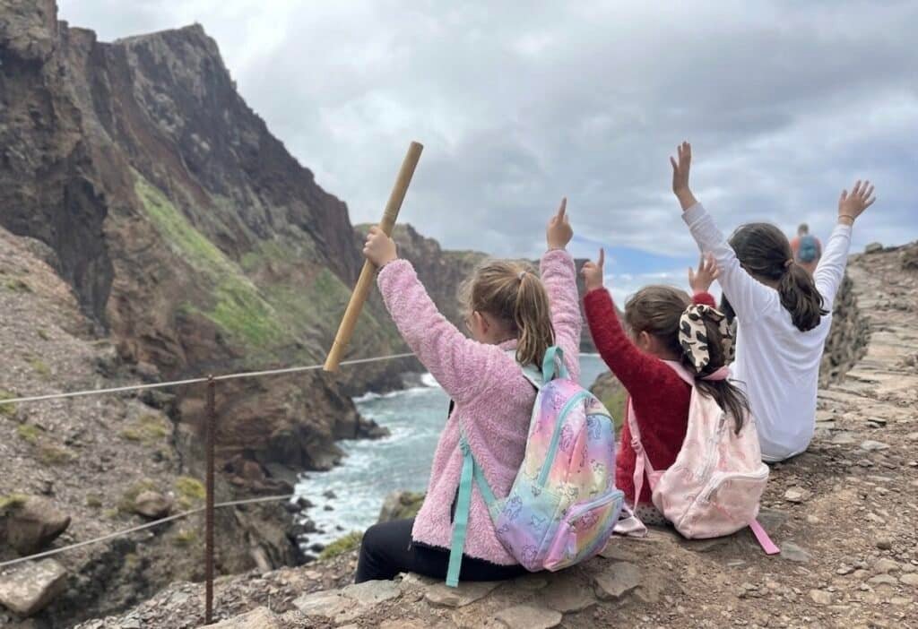 Trois filles de 4, 6 et 8 ans en randonnée sur les falaises de Madère