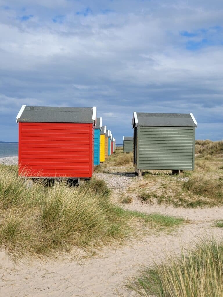 Cabanes colorées plage Ecosse