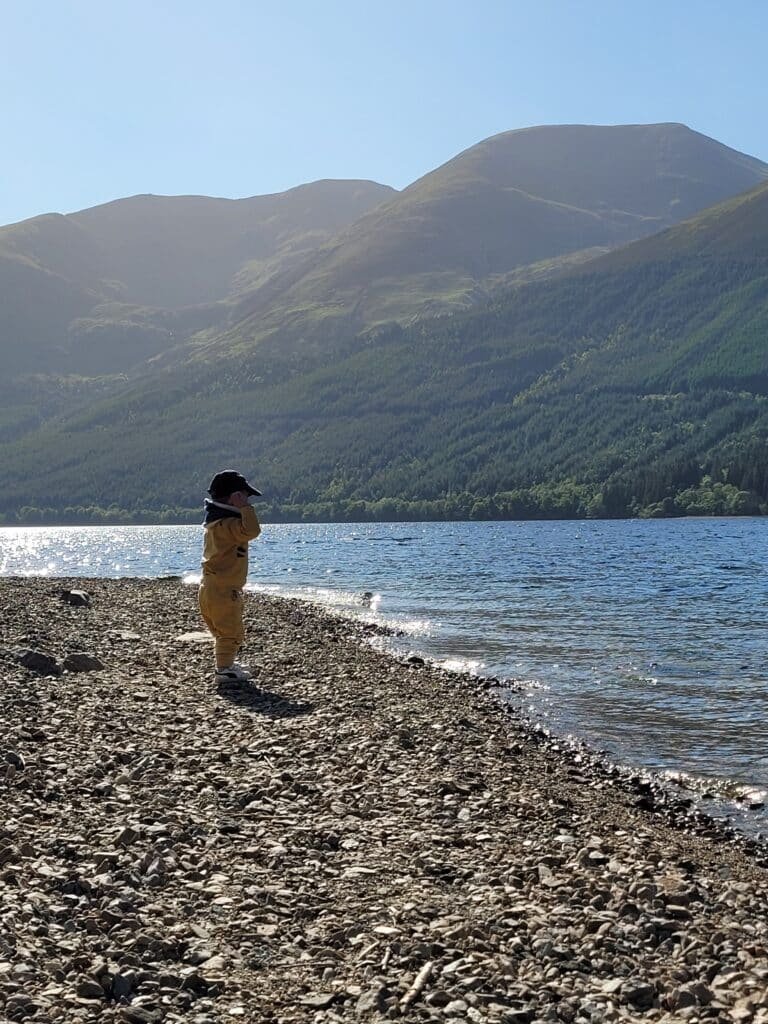 Enfant de 18 mois au bord d’un loch pendant un voyage en Écosse