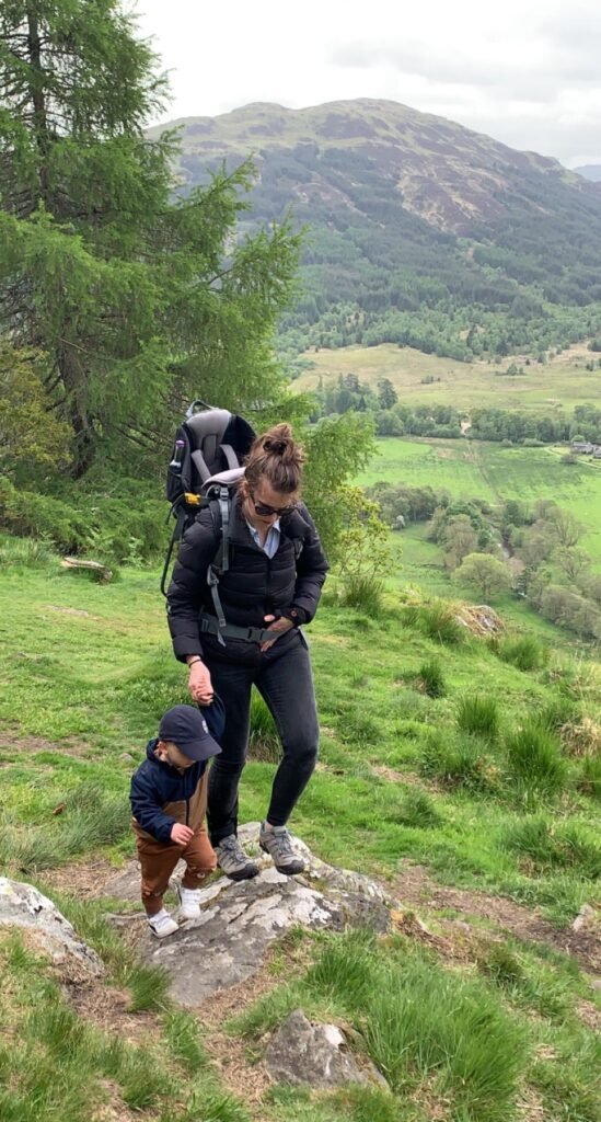 Maman et enfant de 18 mois en voyage en Écosse