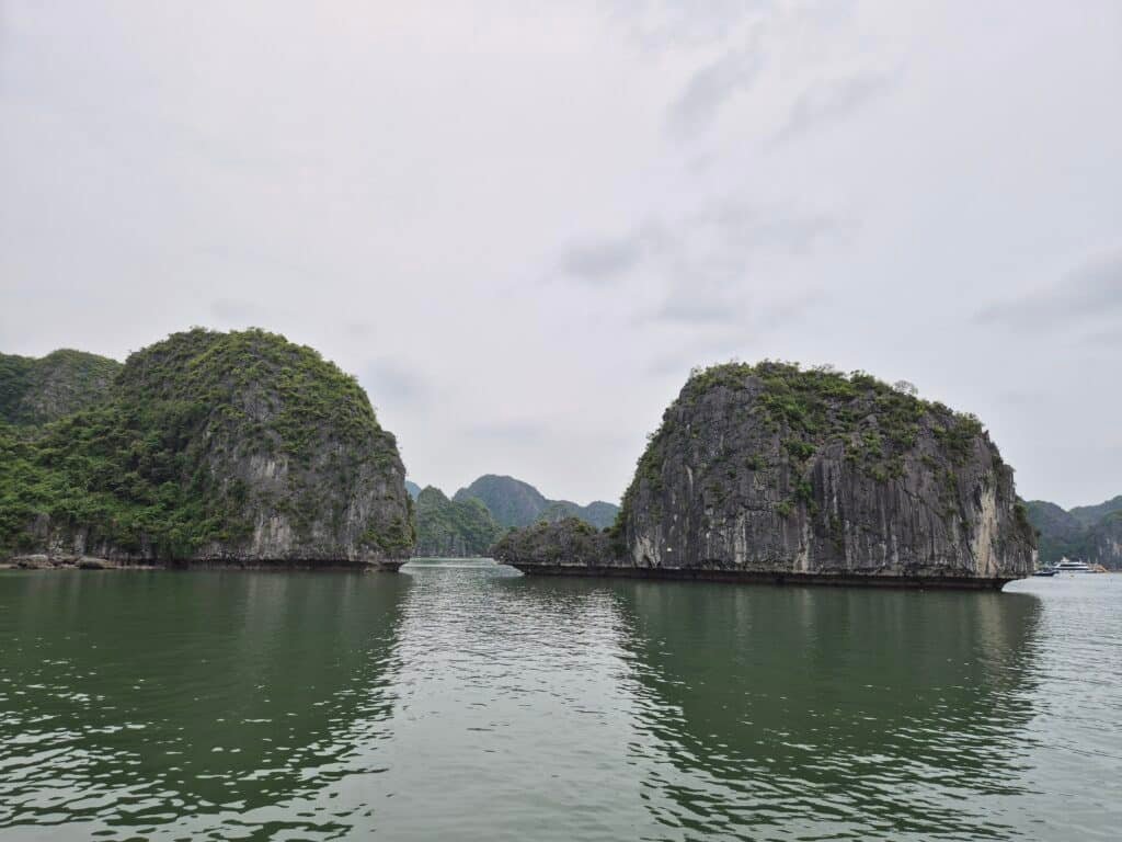 Paysages karstiques de la baie de Lan Ha près de Cat Ba au Vietnam