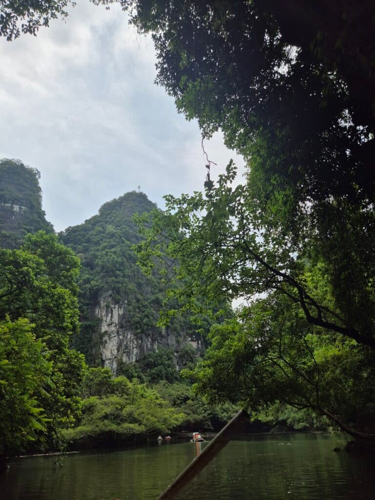 Excursion en barque à Trang An au milieu des paysages de la baie d’Halong terrestre