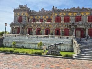 Un enfant devant un bâtiment de la Cité impériale de Hué lors d’un voyage au Vietnam en famille