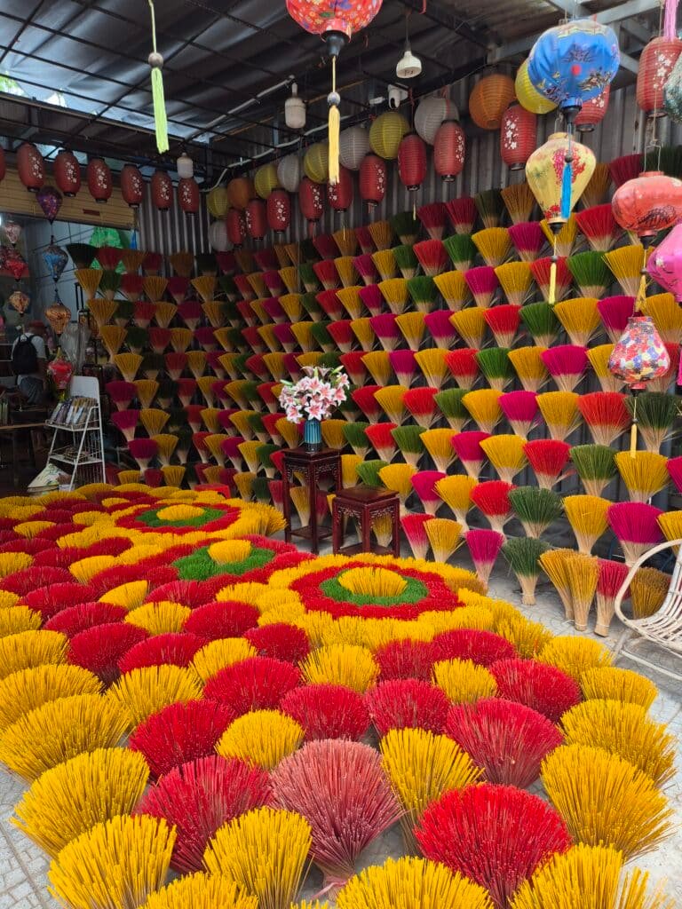 Bâtons d’encens colorés au village de Thuy Xuan près de Hué