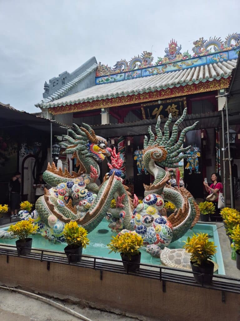 Dragons en mosaïque dans la cour du hall d’assemblée cantonais de Hoi An