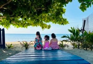 Photo des 3 filles de dos à la plage à Cuba