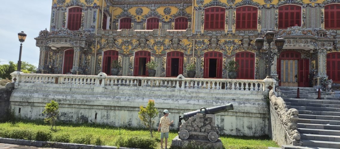 Un enfant devant un bâtiment de la Cité impériale de Hué lors d’un voyage au Vietnam en famille