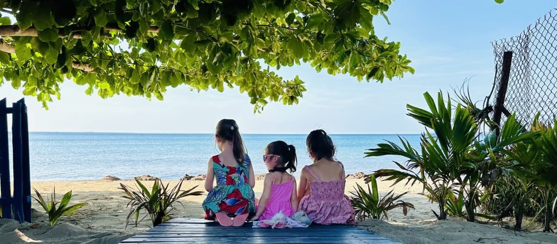 Photo des 3 filles de dos à la plage à Cuba