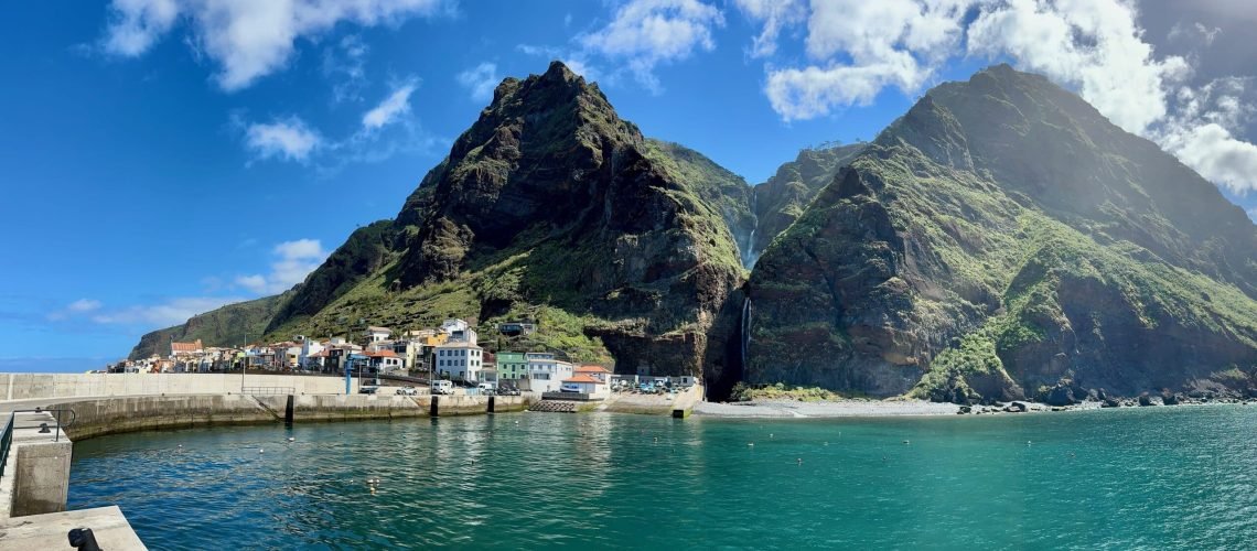Village côtier de Madère installé au pied de hautes montagnes verdoyantes